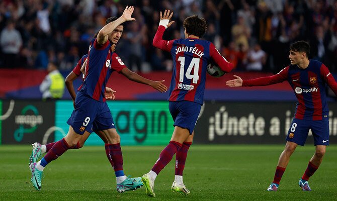 Robert Lewandowski y Joao Felix festejan un gol del Barcelona en La Liga