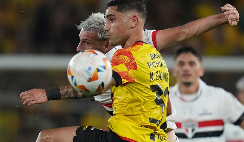 Nicolas Ramirez de Barcelona en partido de Copa Libertadores