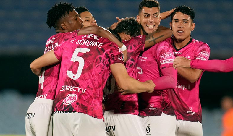 Julio Ortiz celebra un gol de IDV en la Libertadores