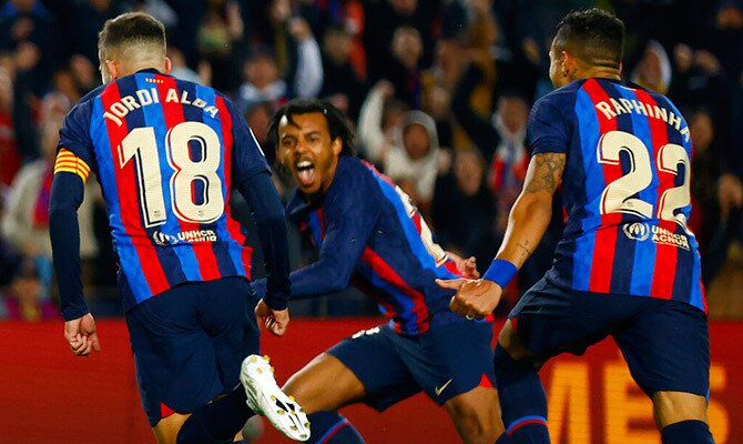 Jordi Alba y Raphinha celebran una anotacion del Barcelona en el Camp Nou