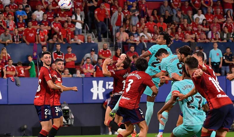 Jules Kounde busca un balon aereo en partido del Barcelona ante Osasuna