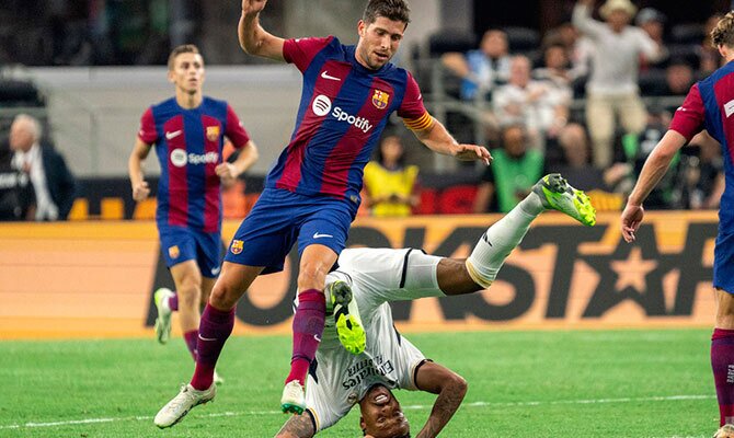 Sergi Roberto del Barcelona ante la marca de Eder Militao del Real Madrid