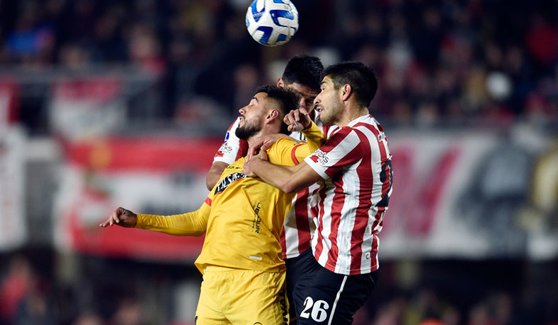 Francisco Fydriszewski de Barcelona en partido ante Estudiantes