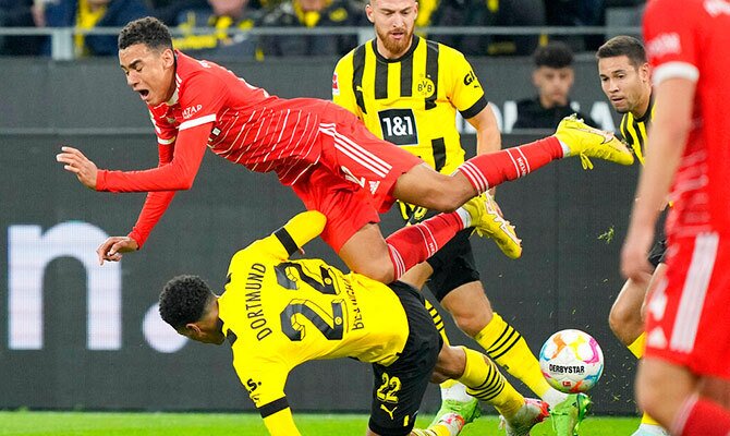 Jamal Musiala del Bayern sufre la marca de Jude Bellingham del Dortmund