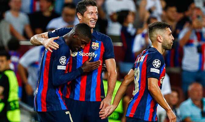 Robert Lewandowski celebra uno de sus tres goles en el Barcelona vs Viktoria Plzen