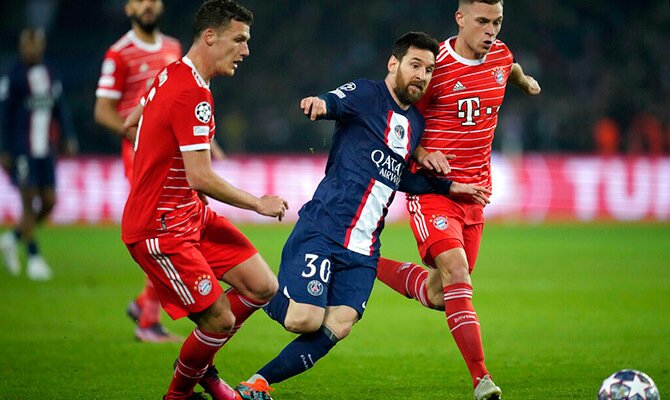 Lionel Messi busca el balon ante dos rivales en el ultimo PSG vs Bayern