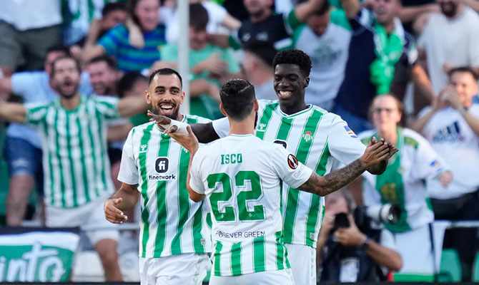 Assane Diao celebra un gol del Betis con sus compañeros