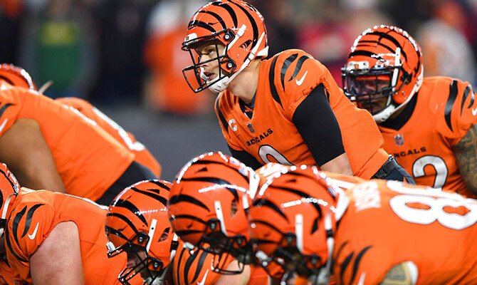 Joe Burrow espera el snap en una jugada ofensiva de Cincinnati Bengals en la NFL 2022