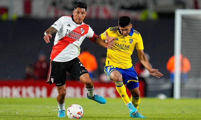 Enzo Perez de River Plate y Juan Ramirez de Boca Juniors