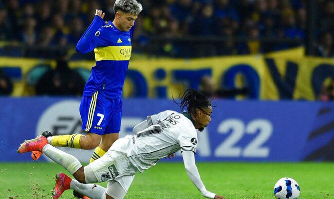 Exequiel Zeballos en partido de Copa Libertadores con Boca Juniors