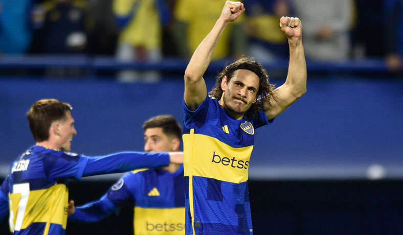 Edinson Cavani celebra un gol de Boca Juniors ante IDV