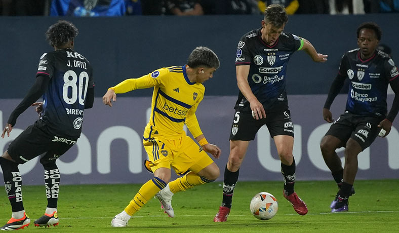 Exequiel Zeballos de Boca Juniors ante Richard Schunke de IDV