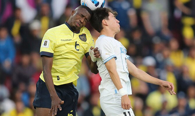 William Pacho gana de cabeza en partido de Ecuador ante Uruguay