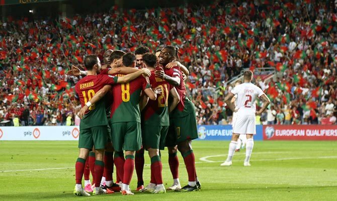 Jugadores de Portugal festejan un gol de Diogo Jota contra Luxemburgo