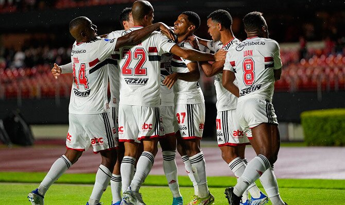 Luan y otros futbolistas del Sao Paula celebrando un gol