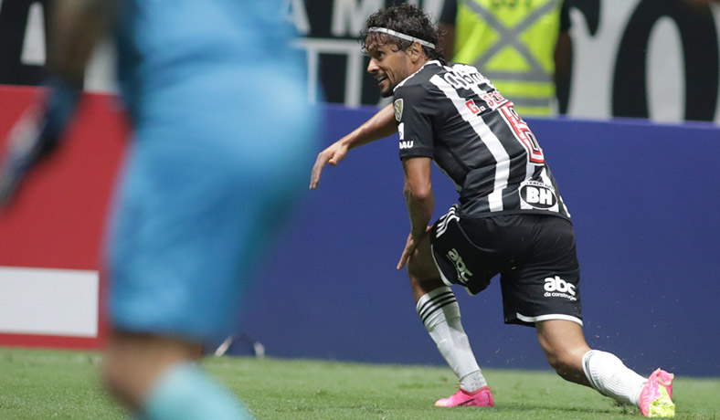 Gustavo Scarpa de Atletico Mineiro celebra un gol