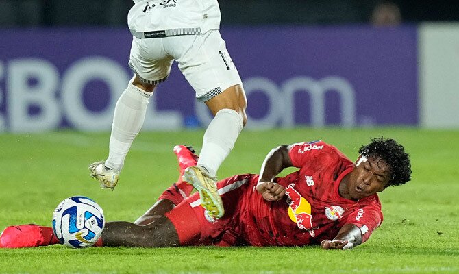 El ecuatoriano Leonardo Realpe de Bragantino en partido de Copa Sudamericana