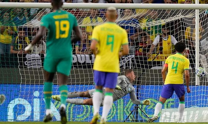 Ederson y Marquinhos de la selección de Brasil en amistoso contra Senegal