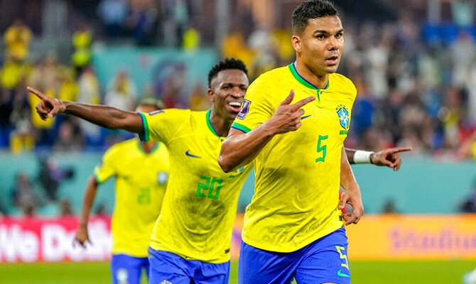 Casemiro festeja un gol de Brasil en la fase de grupos del Mundial 2022