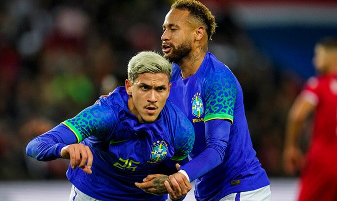 Neymar festeja con Pedro un gol en el ultimo amistoso de Brasil antes del Mundial