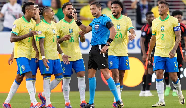 Jugadores de Brasil reclaman una decisión arbitral