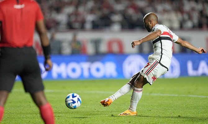 El atacante brasileño Lucas Moura remata al arco en partido del Sao Paulo