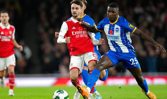 Moises Caicedo del Brighton en partido contra el Arsenal en 2022