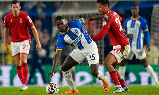 Moises Caicedo del Brighton en partido ante Nottingham en la Premier