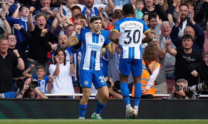 Pervis Estupiñán festeja con Julio Enciso un gol del Brighton en la Premier