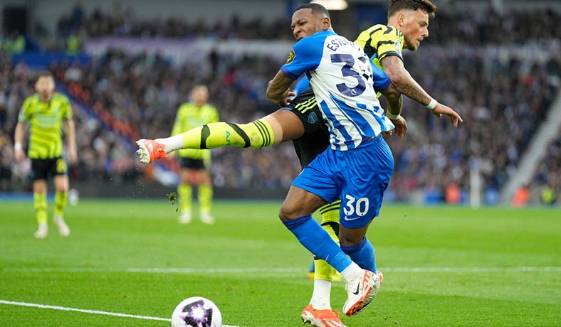 Pervis Estupinan del Brighton ante Ben White del Arsenal