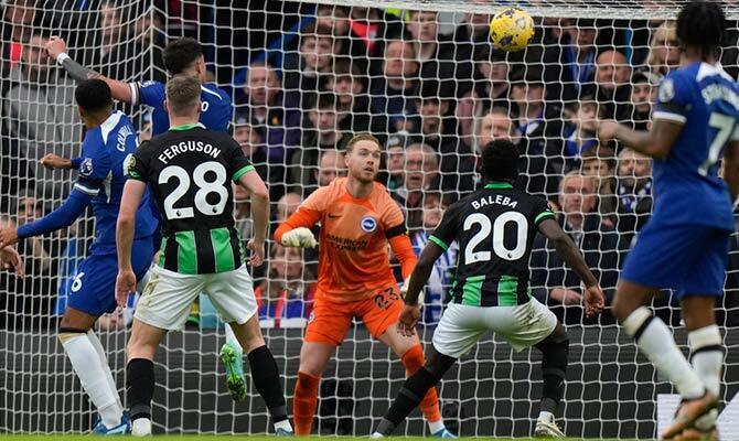 Evan Ferguson y Baleba en acción para el Brighton ante el Chelsea