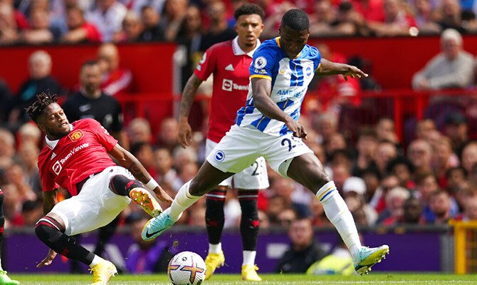 Moises Caicedo en accion con el Brighton ante el Manchester United