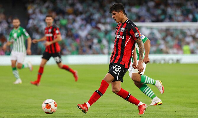 Piero Hincapie del Leverkusen en partido de Europa League