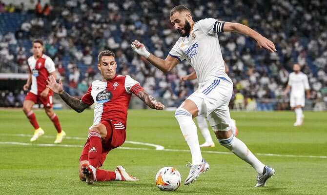 Karim Benzema del Real Madrid enfrentando al Celta de Vigo