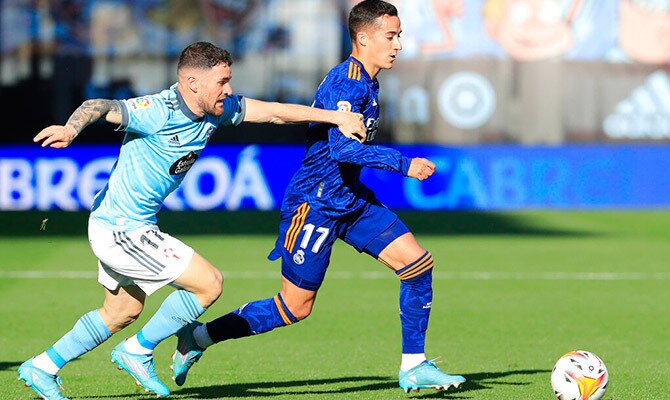 Javi Galan del Celta y Lucas Vazquez del Real Madrid