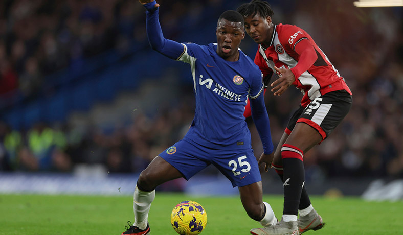 Moises Caicedo del Chelsea en partido contra el Sheffield United