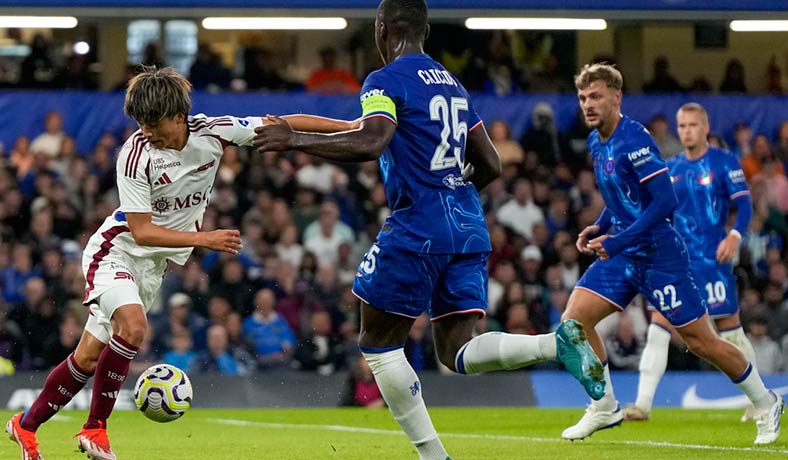 Moises Caicedo en partido del Chelsea por Conference League