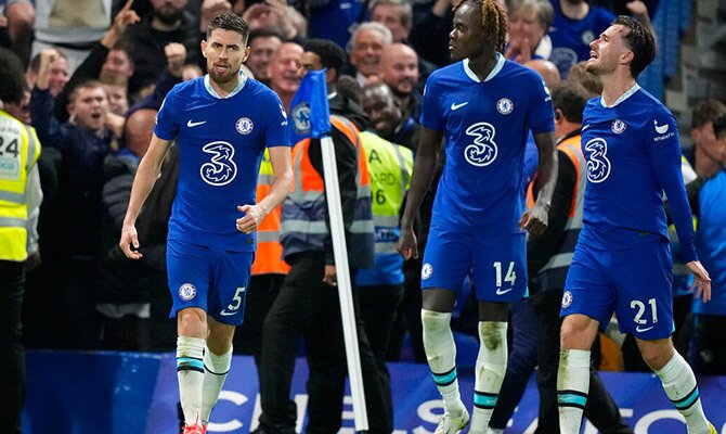 Jorginho y otros futbolistas del Chelsea festejan una anotacion en Stamford Bridge