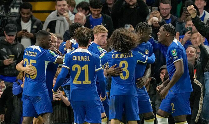 Moises Caicedo celebra un gol de Nicolas Jackson para el Chelsea