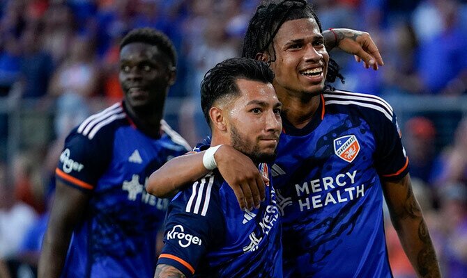 El ecuatoriano Marco Angulo celebra un gol de Cincinnati en la MLS