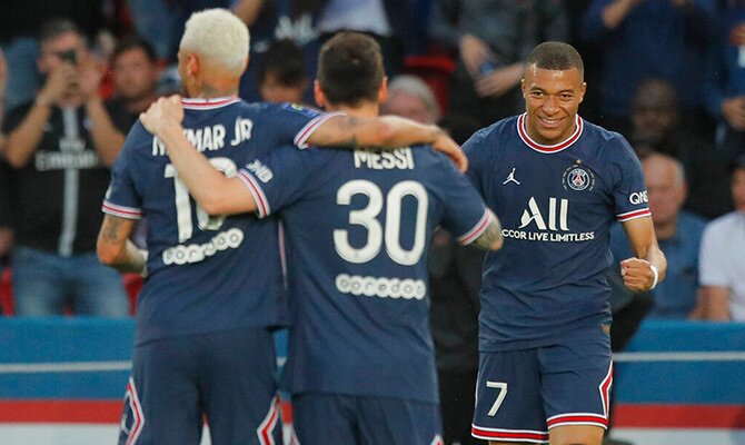 Neymar, Messi y Mbappe celebrando una anotacion del PSG