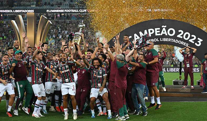 Jugadores de Fluminense levantan el trofeo de Copa Libertadores