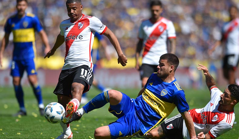 Nicolas De La Cruz de River Plate ante Marcelo Weigandt de Boca Juniors