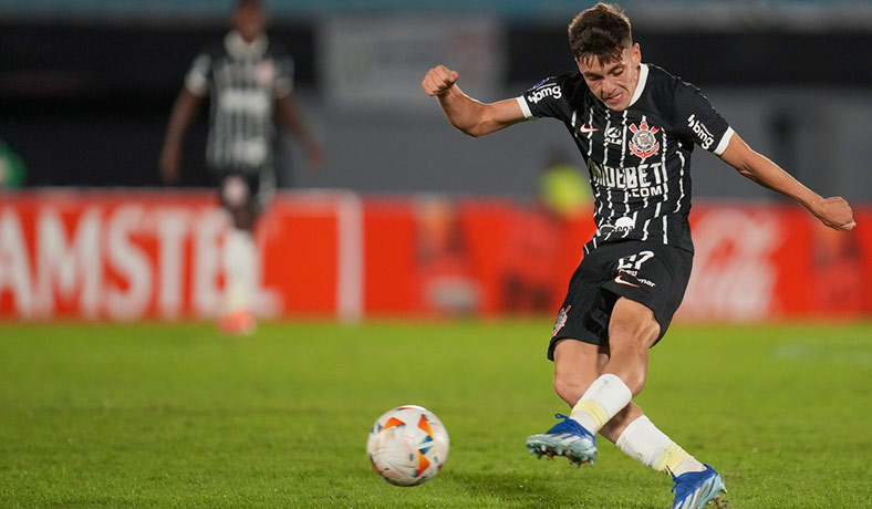 Breno de Souza de Corinthians en acción por Copa Sudamericana