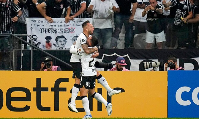 Maycon y Fagner de Corinthians festejan una anotacion