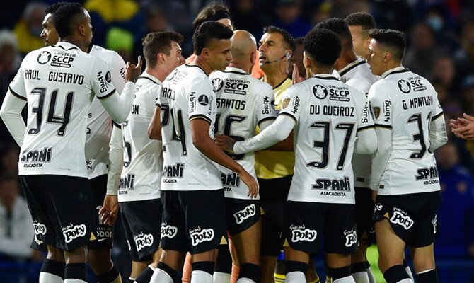 Raul Gustavo y otros jugadores del Corinthians reclaman al arbitro