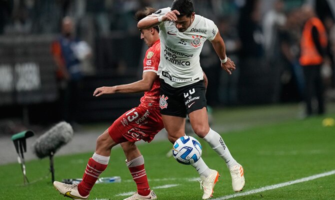 Giuliano de Corinthians contra Argentinos Junoirs por la Libertadores