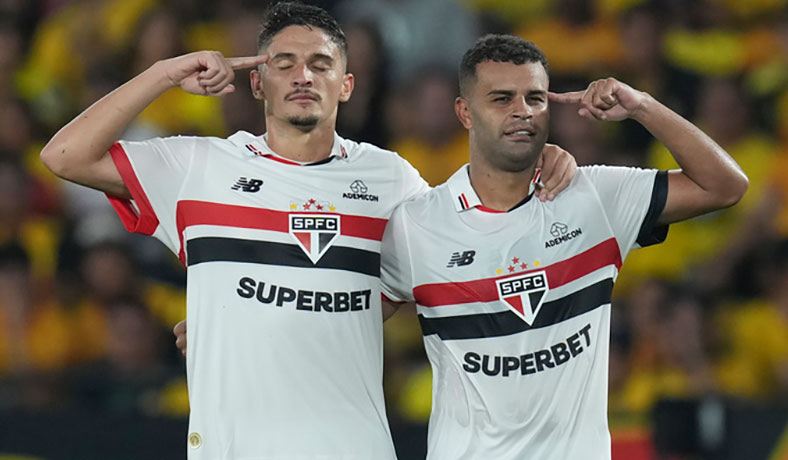 Alisson y Pablo Maia celebran una anotación de Sao Paulo