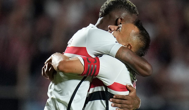 Robert Arboleda y Rafinha festejan un gol del Sao Paulo