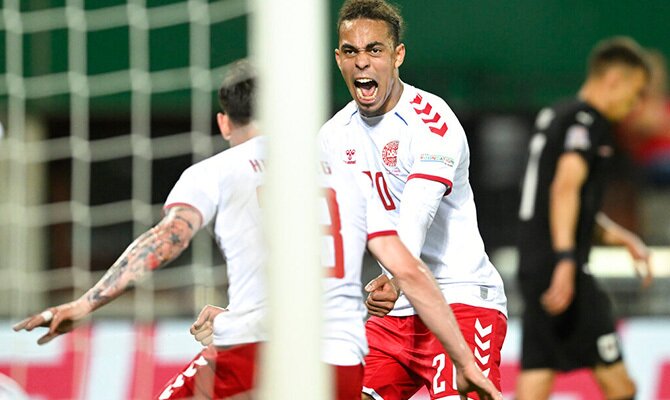 Yussuf Poulsen festeja un gol de Dinamarca contra Austria